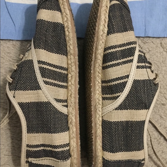 🔻Cute pair of laced women’s Toms - Picture 2 of 7